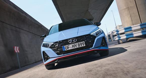 i20 N Radiator grille with a chequered flag pattern from front view