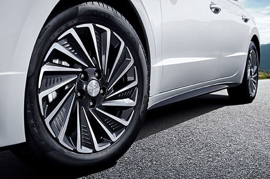 Aerodynamically enhanced 17″ alloy wheels